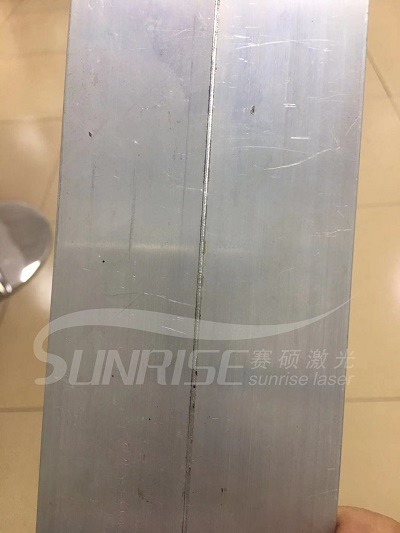大型金屬產(chǎn)品焊接難操作不方便？用手持式激光焊接機(jī)靈活方便易操作