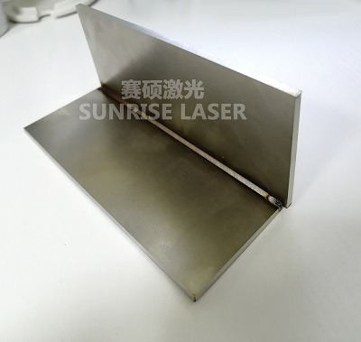 手持光纖激光焊接機(jī)，適合多行業(yè)應(yīng)用的激光焊接機(jī)